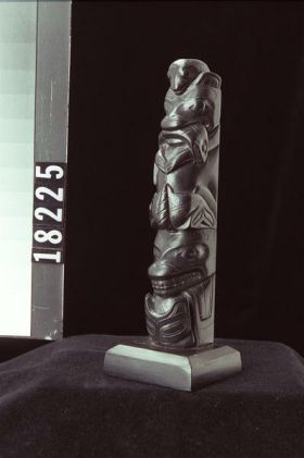 Image representing Pole, argillite.